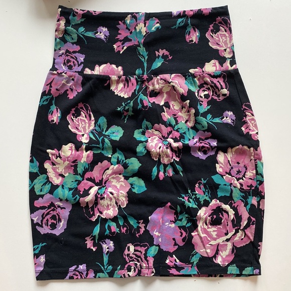 Aritzia Pencil/Mini Skirt - Picture 2 of 6